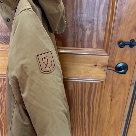 NWT Fjallraven Singi down Tan Parka with Faux Fur Hood size medium - Picture 5 of 6